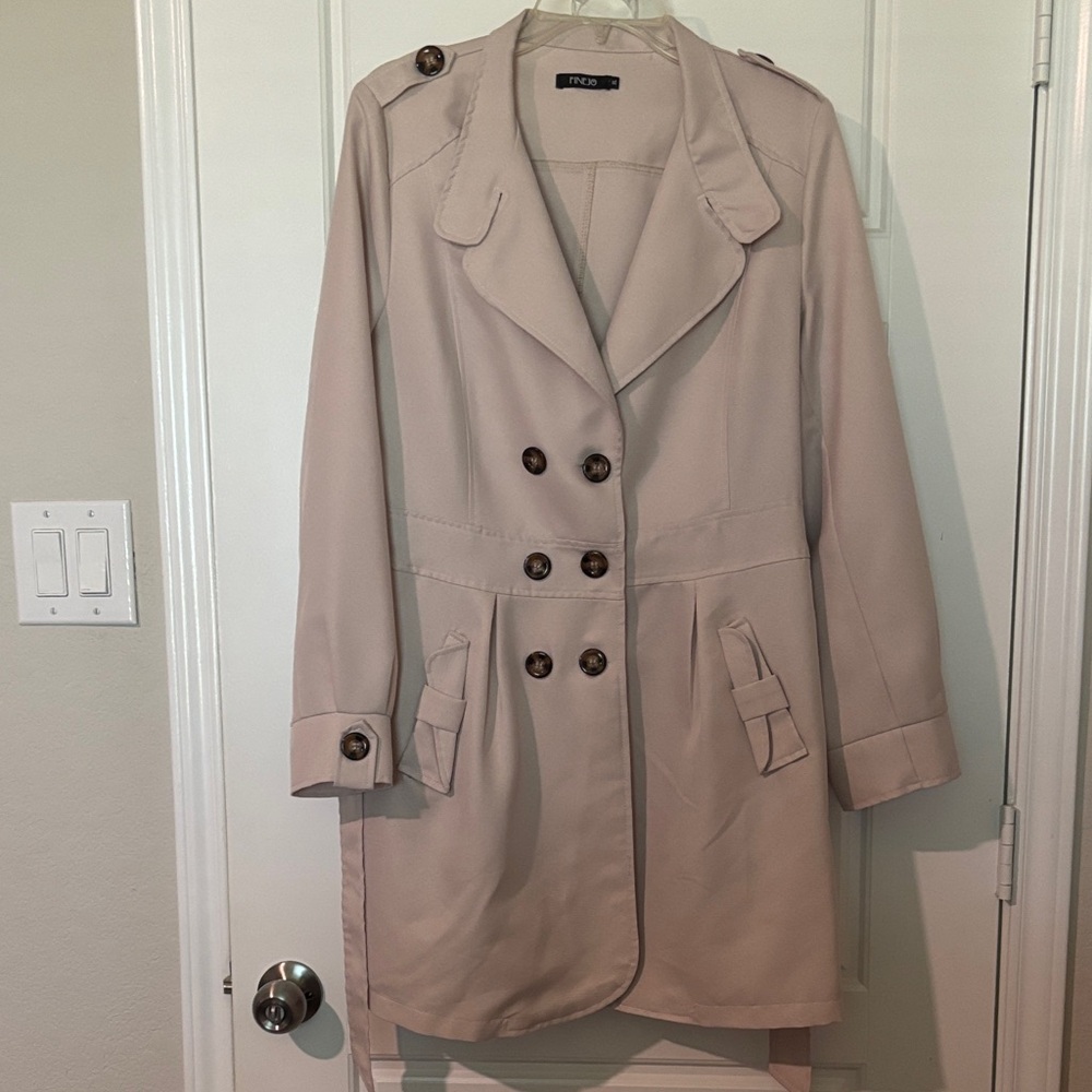 Chic Tan Trench Coat with Double-Breasted Design